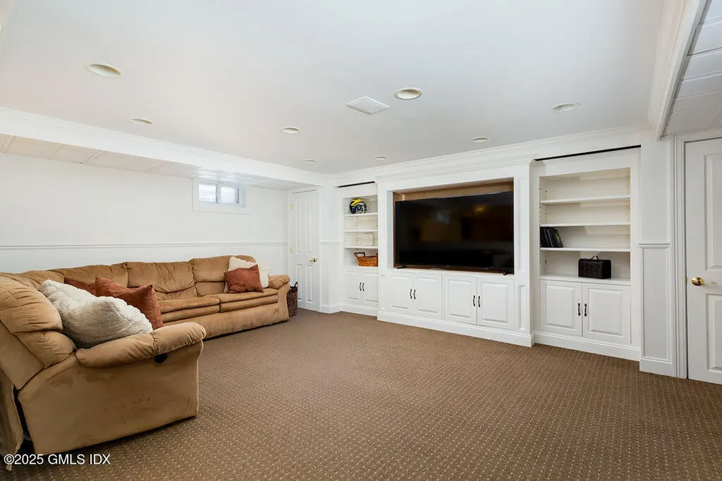 7 Robin Place Old Greenwich CT 06870