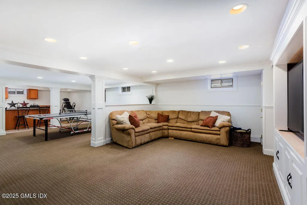 7 Robin Place Old Greenwich CT 06870