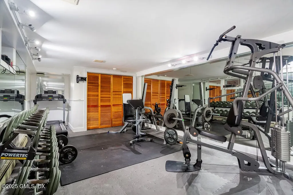 7 Robin Place Old Greenwich CT 06870