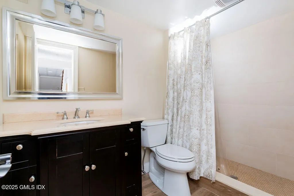 7 Robin Place Old Greenwich CT 06870