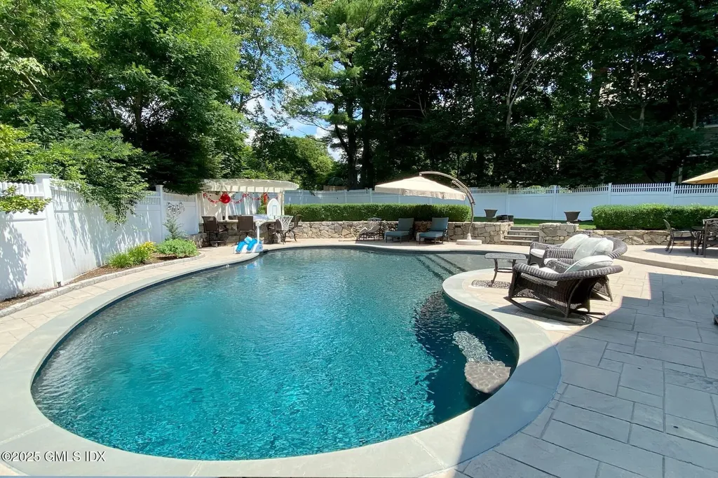 7 Robin Place Old Greenwich CT 06870
