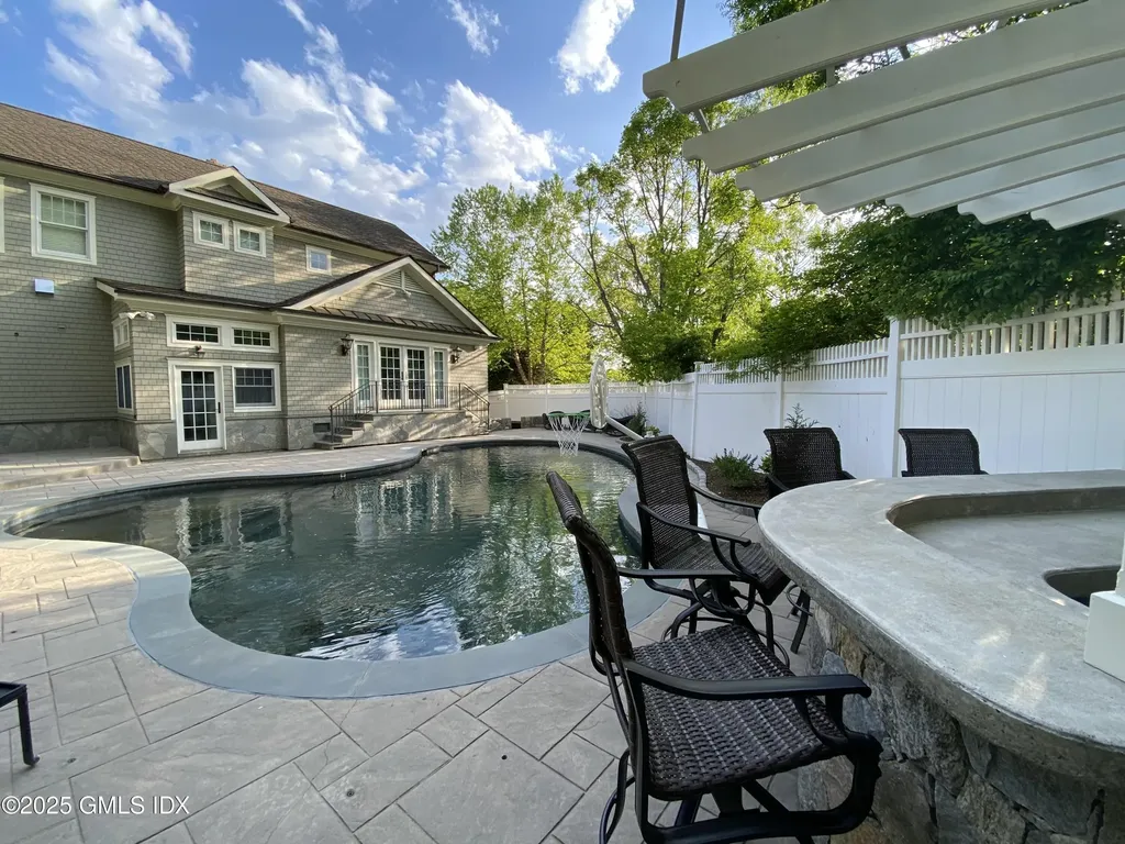 7 Robin Place Old Greenwich CT 06870