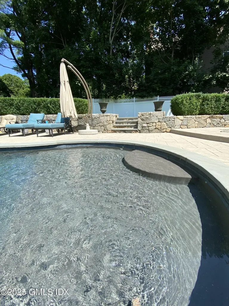 7 Robin Place Old Greenwich CT 06870