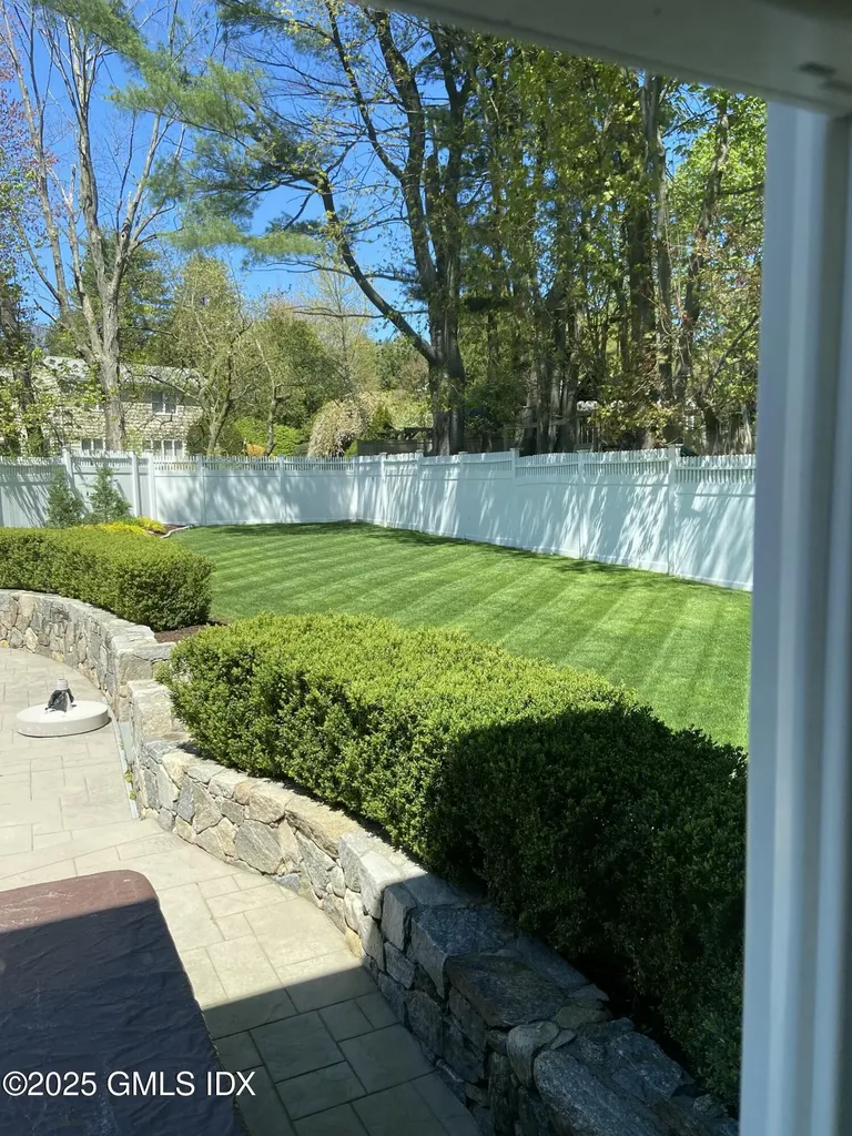 7 Robin Place Old Greenwich CT 06870
