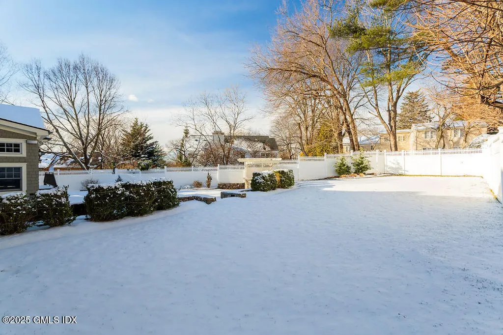 7 Robin Place Old Greenwich CT 06870