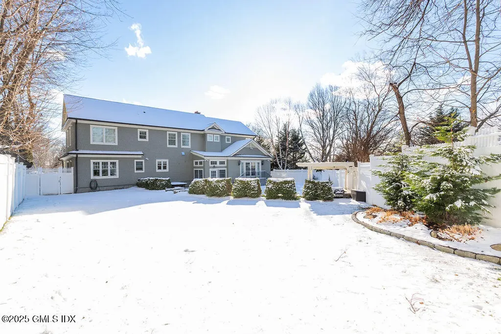 7 Robin Place Old Greenwich CT 06870