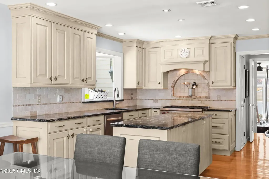 16 Elizabeth Lane Riverside CT 06878