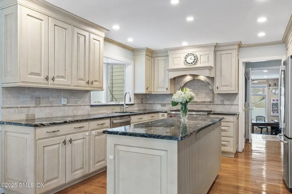 16 Elizabeth Lane Riverside CT 06878