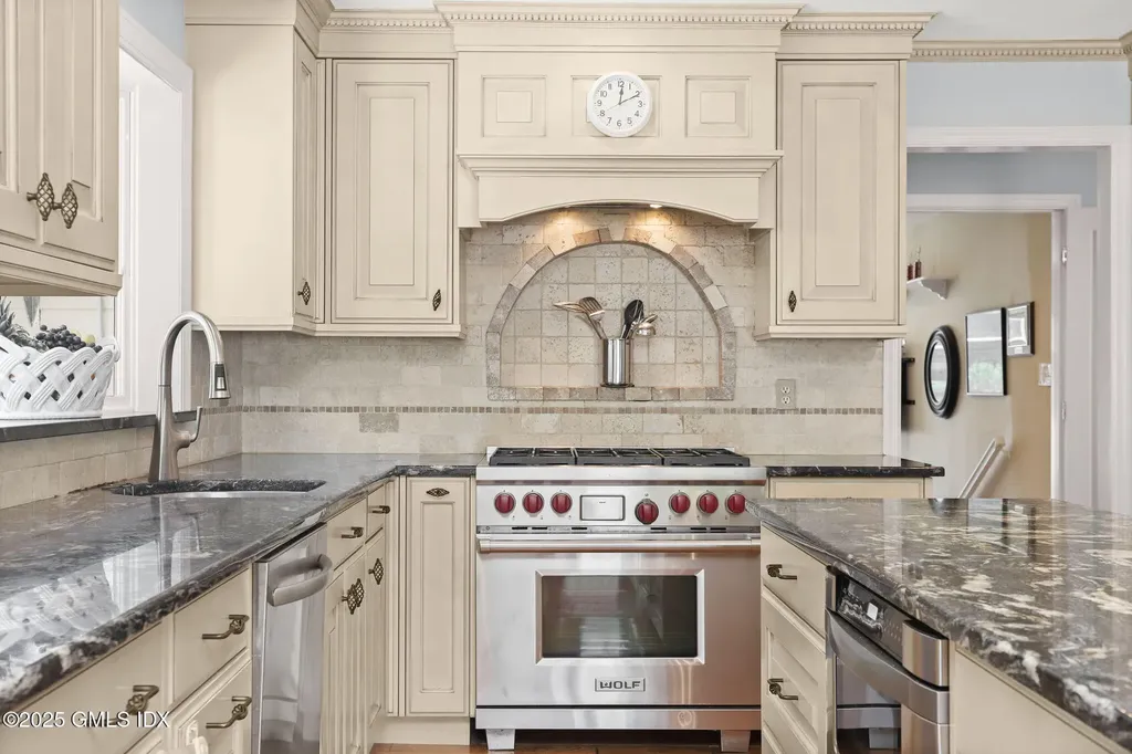 16 Elizabeth Lane Riverside CT 06878