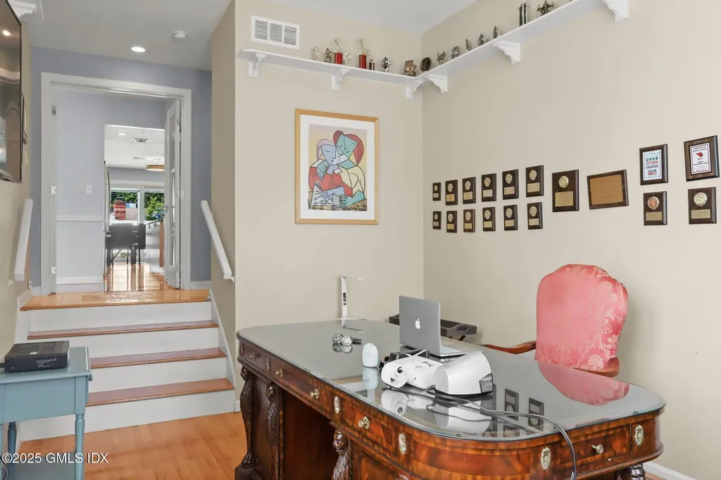 16 Elizabeth Lane Riverside CT 06878