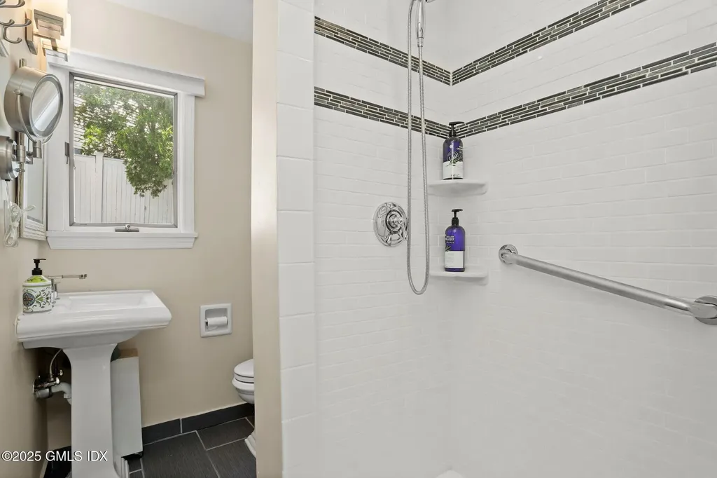 16 Elizabeth Lane Riverside CT 06878