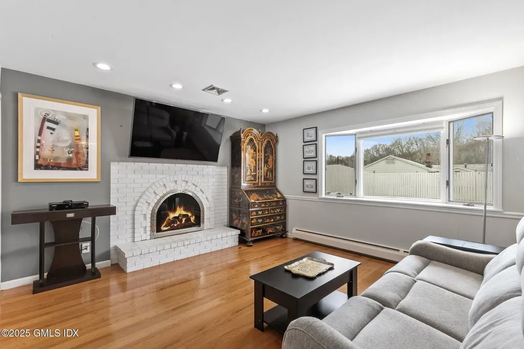 16 Elizabeth Lane Riverside CT 06878