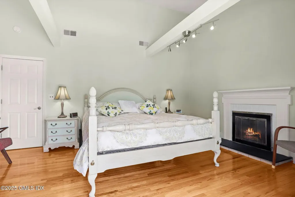 16 Elizabeth Lane Riverside CT 06878