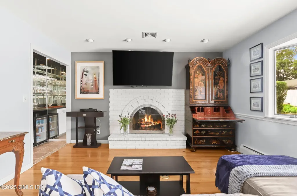 16 Elizabeth Lane Riverside CT 06878