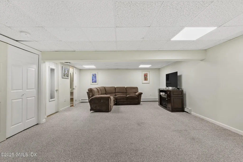 16 Elizabeth Lane Riverside CT 06878