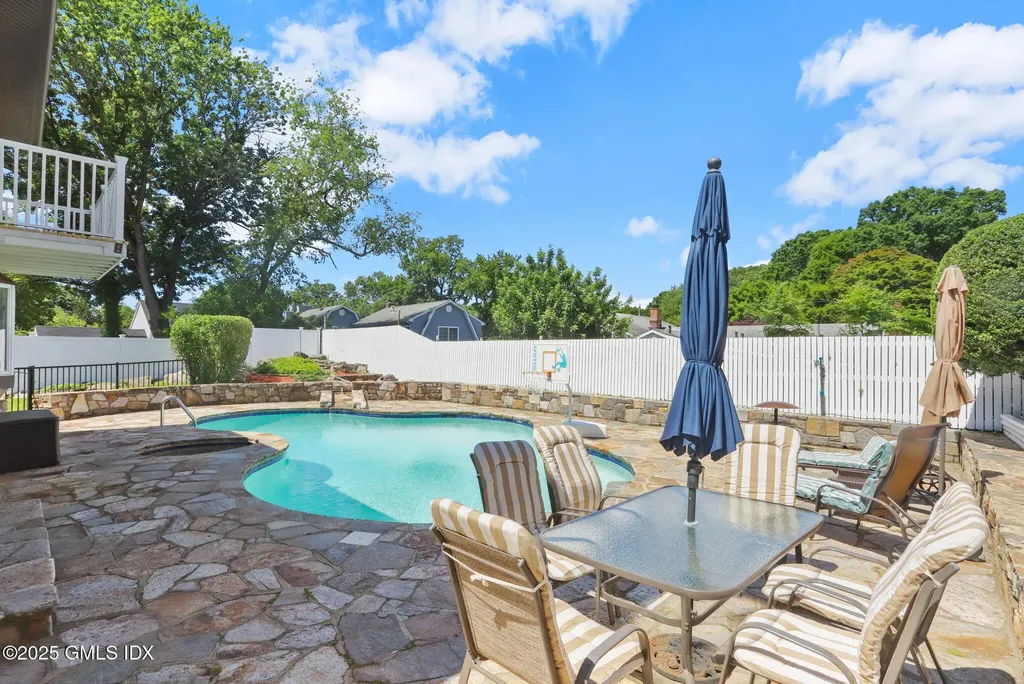 16 Elizabeth Lane Riverside CT 06878