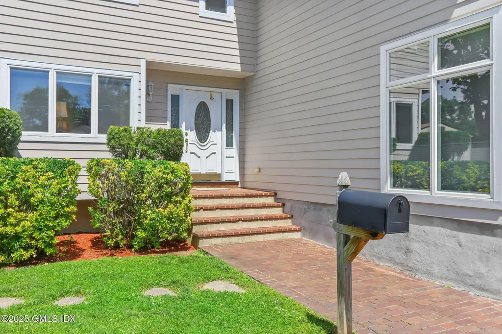 16 Elizabeth Lane Riverside CT 06878