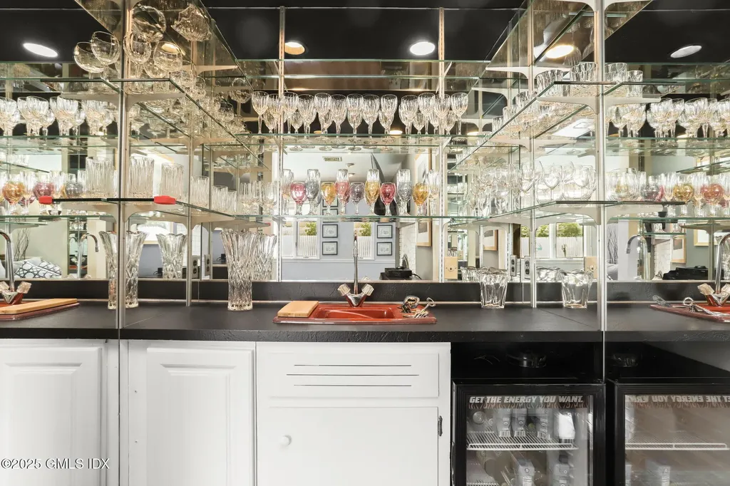 16 Elizabeth Lane Riverside CT 06878