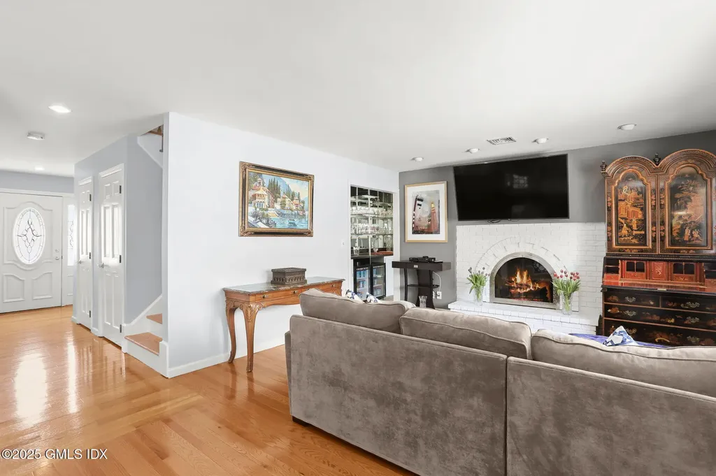 16 Elizabeth Lane Riverside CT 06878