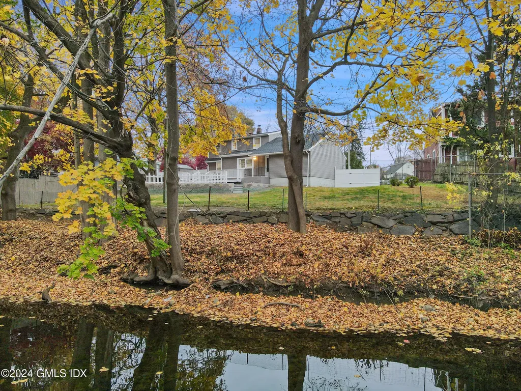 86 W Old Barn Road Stamford CT 06905