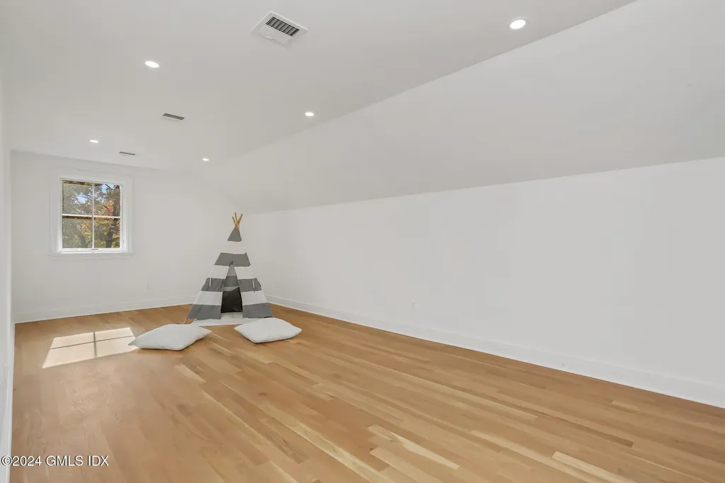 86 Mary Lane Riverside CT 06878