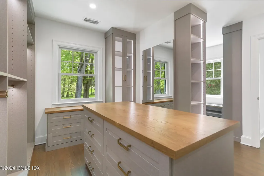 530 Round Hill Road Greenwich CT 06831