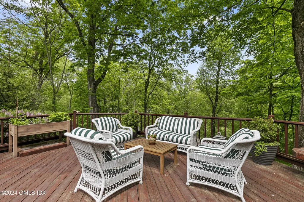 50 N Old Stone Bridge Road Cos Cob CT 06807