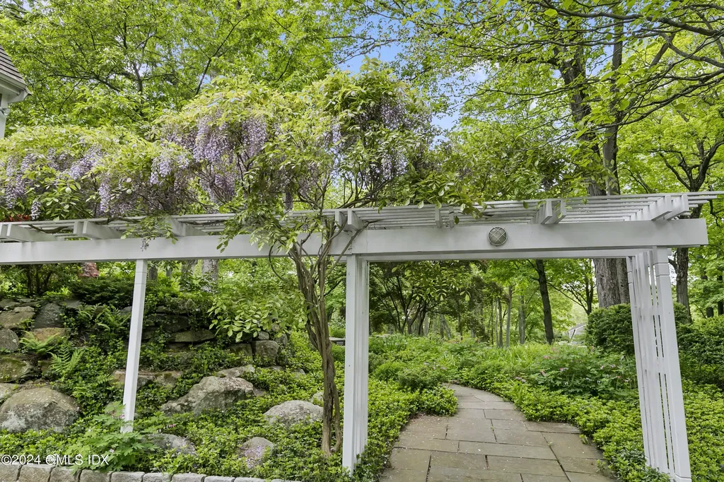 50 N Old Stone Bridge Road Cos Cob CT 06807