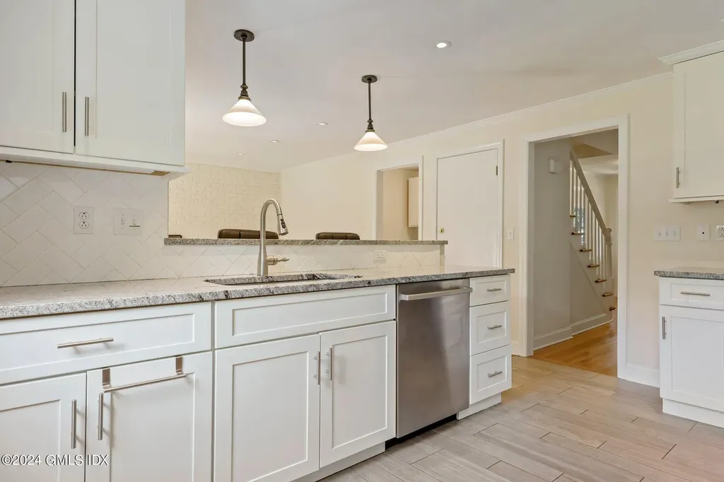 31 Revere Road Riverside CT 06878