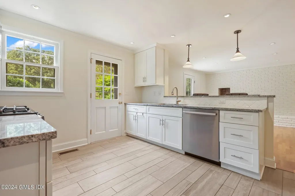 31 Revere Road Riverside CT 06878