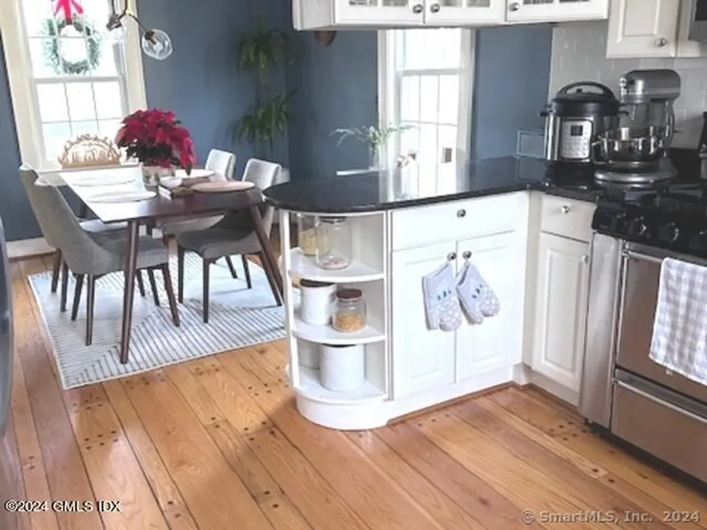 21 Richmond Drive Old Greenwich CT 06870