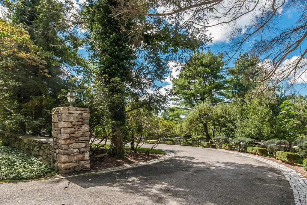 188 Round Hill Road Greenwich CT 06831