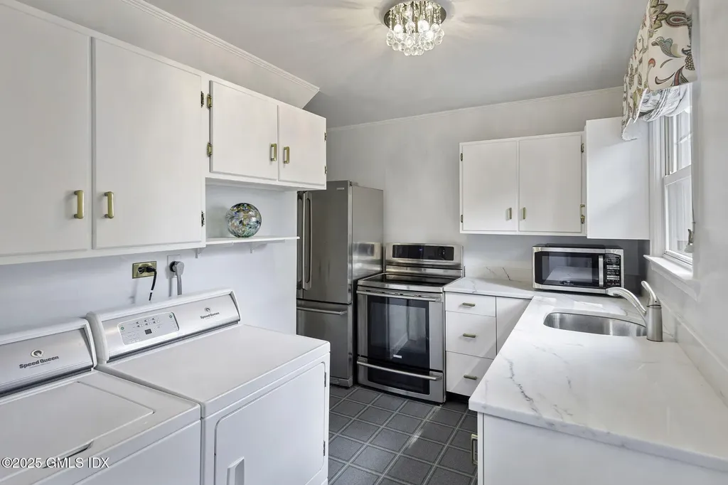 33 Halsey Drive Old Greenwich CT 06870