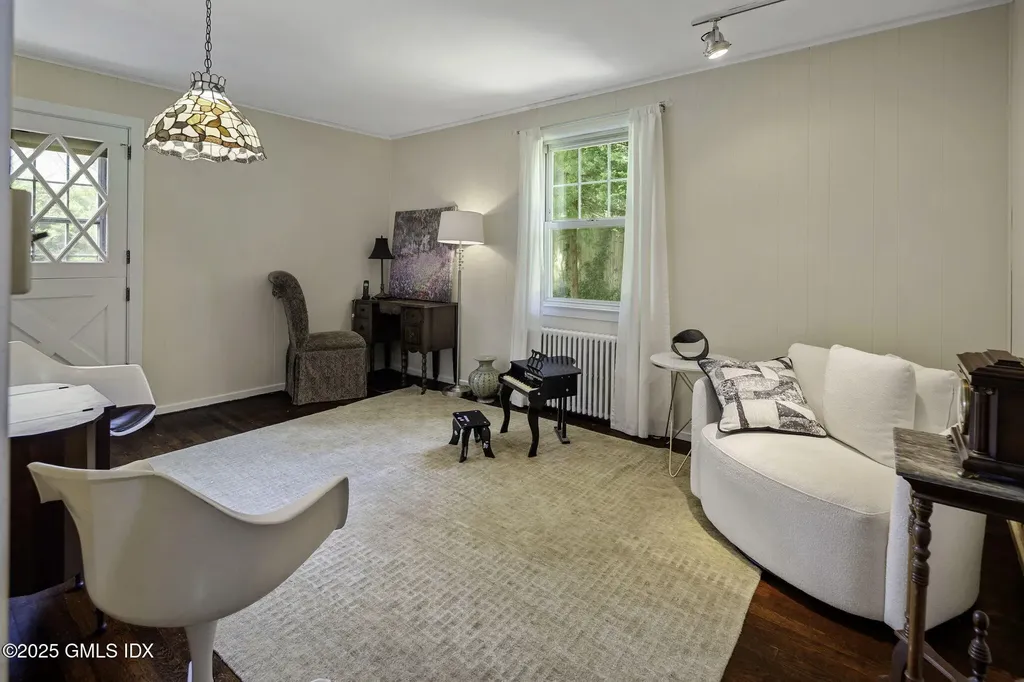 33 Halsey Drive Old Greenwich CT 06870