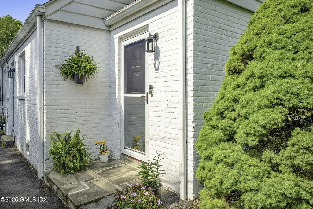 33 Halsey Drive Old Greenwich CT 06870