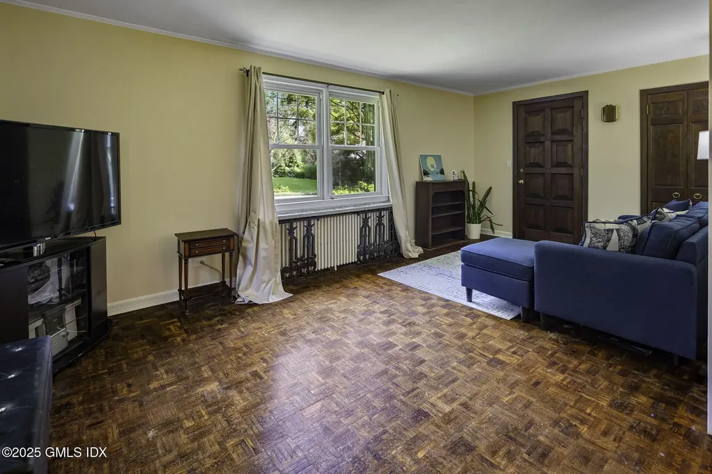 33 Halsey Drive Old Greenwich CT 06870