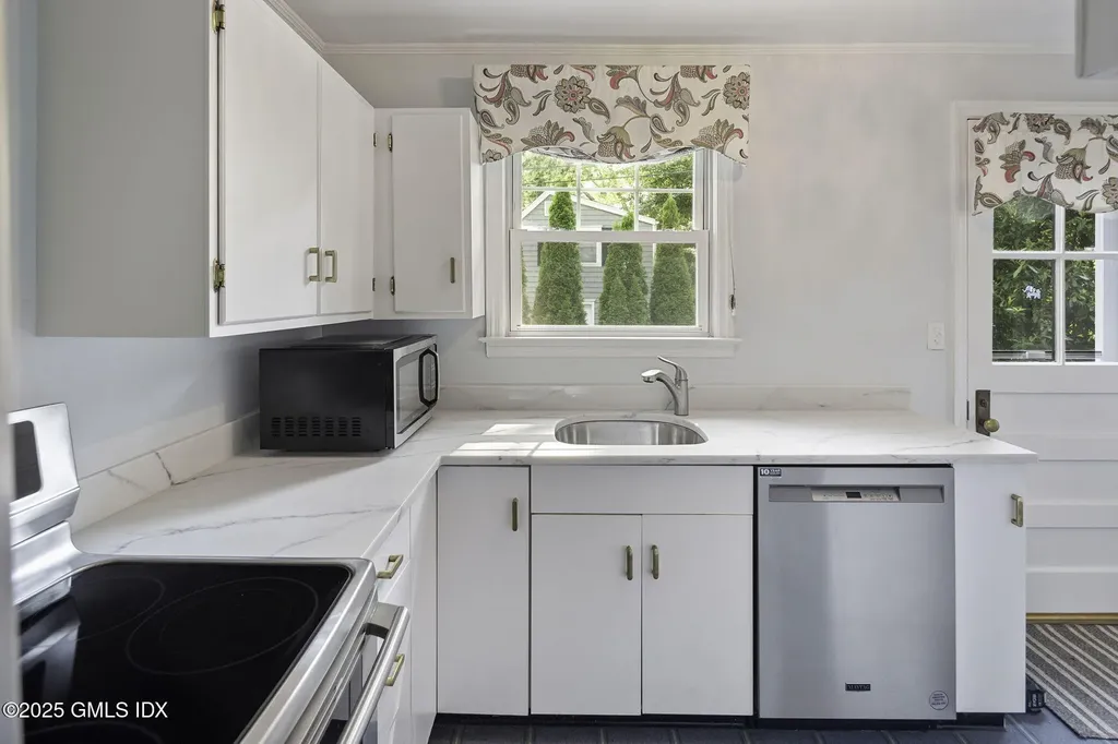 33 Halsey Drive Old Greenwich CT 06870