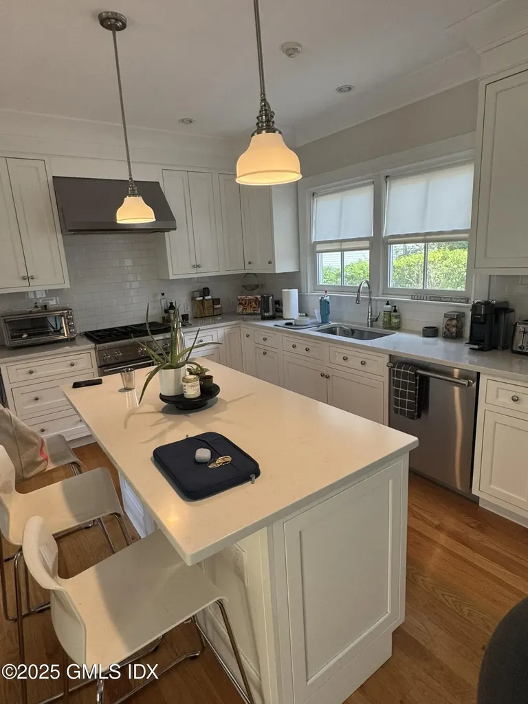 65 Sherwood Place Greenwich CT 06830