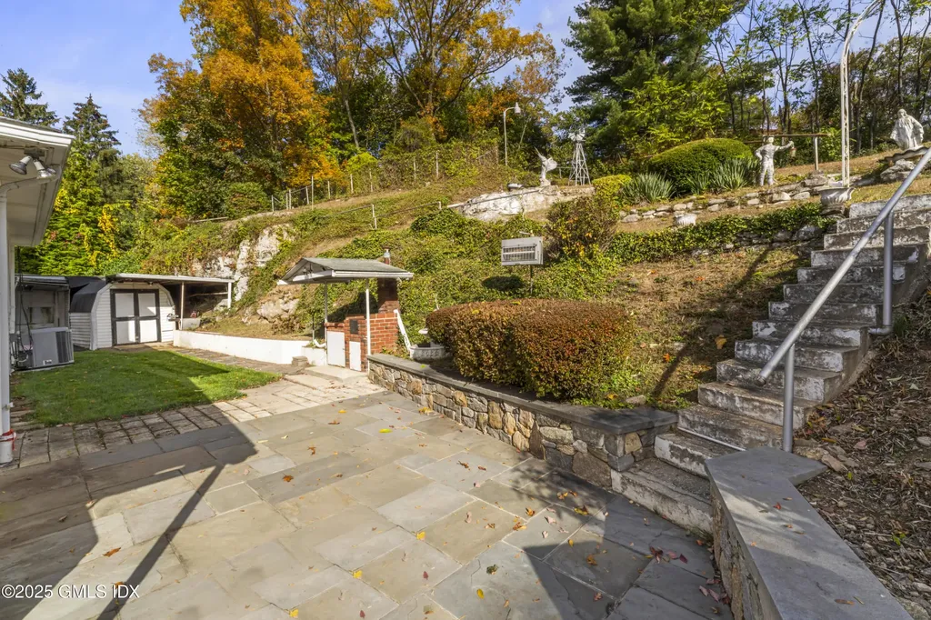 15 Walker Court Greenwich CT 06831