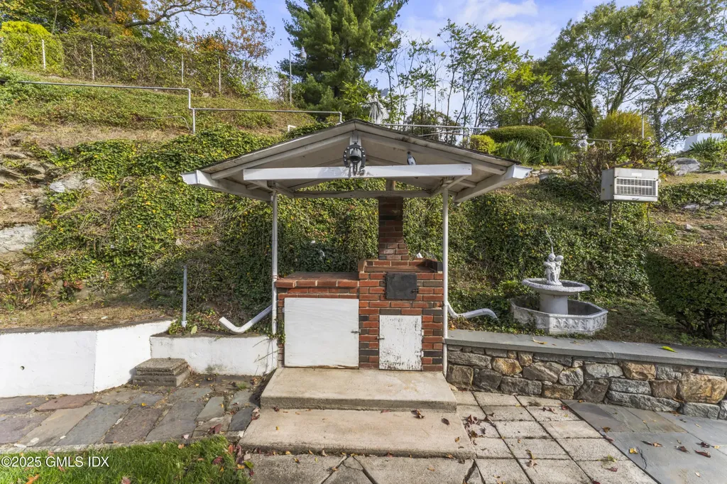 15 Walker Court Greenwich CT 06831