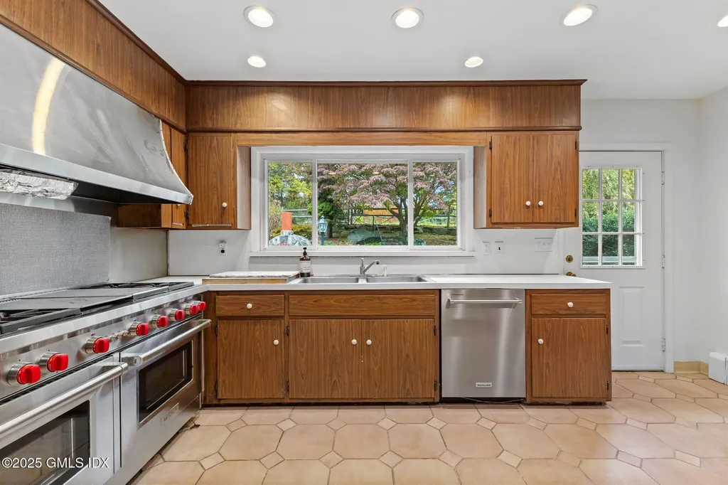 11 Gregory Road Cos Cob CT 06807