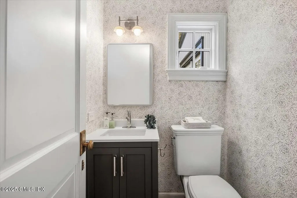 92 Hillcrest Park Road Old Greenwich CT 06870