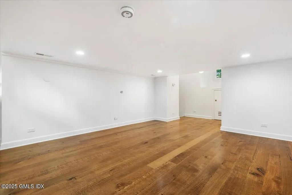 92 Hillcrest Park Road Old Greenwich CT 06870