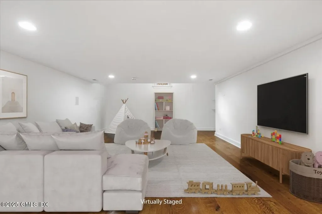 92 Hillcrest Park Road Old Greenwich CT 06870