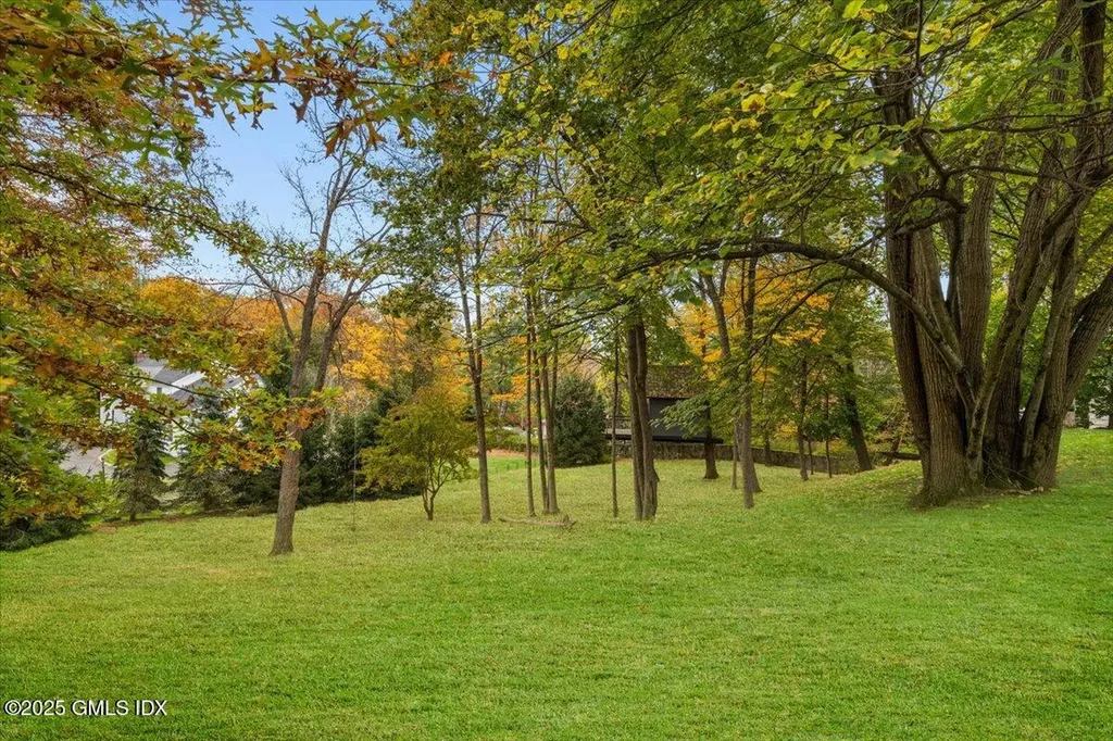 92 Hillcrest Park Road Old Greenwich CT 06870