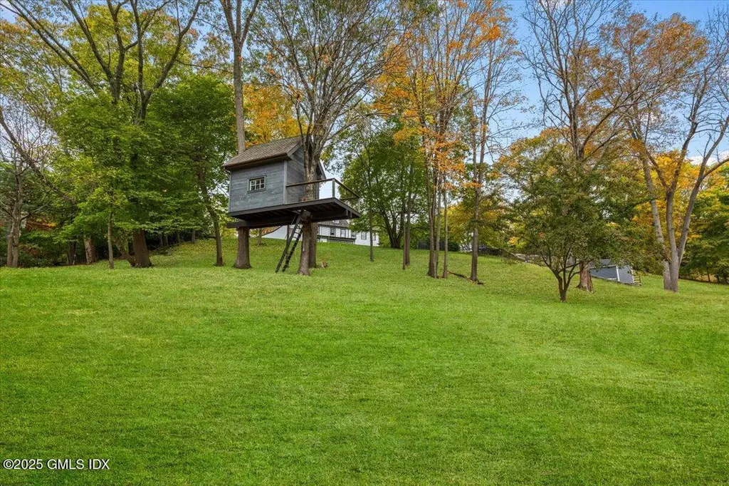 92 Hillcrest Park Road Old Greenwich CT 06870