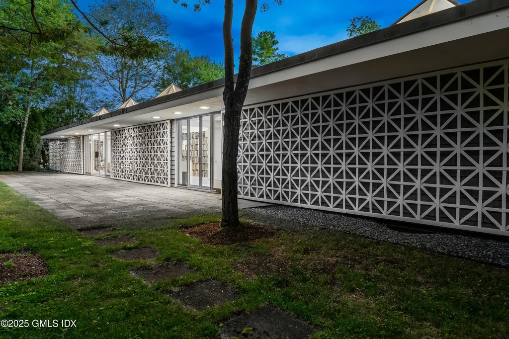 565 Oenoke Ridge New Canaan CT 06840