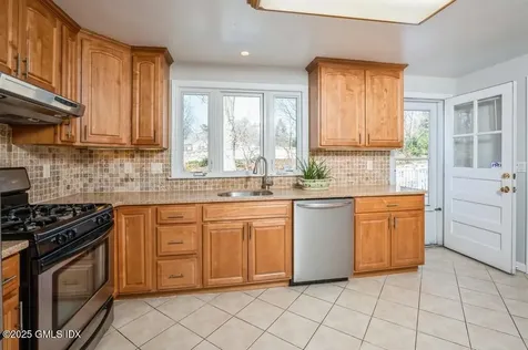 19 Bayside Terrace Riverside CT 06878