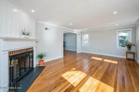 19 Bayside Terrace Riverside CT 06878