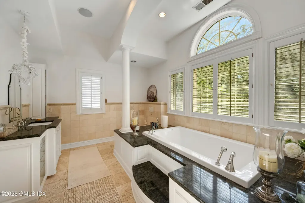 39 Running Brook Lane New Canaan CT 06840